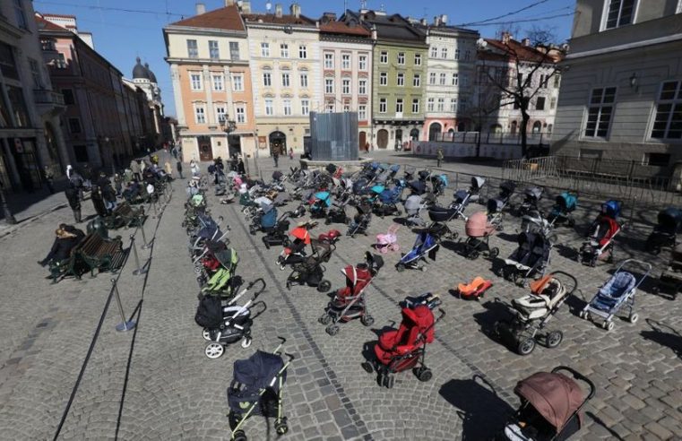 У центрі Львова виставили 109 дитячих колясок — саме стільки дітей загинули через війну