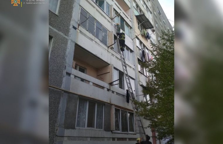 У Добротворі рятувальники зняли з четвертого поверху 11-річного хлопчика