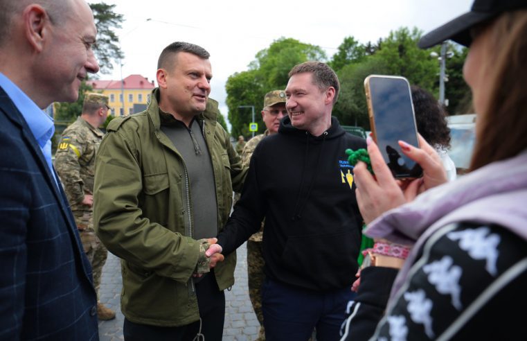 Перших 15 укоплектованих автомобілів із тисячі передали українським захисникам на передову