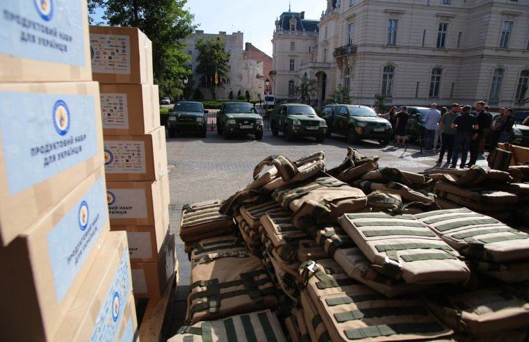 Десять пікапів, тисяча бронежилетів та запас аптечок — у Львові передали амуніцію для військових