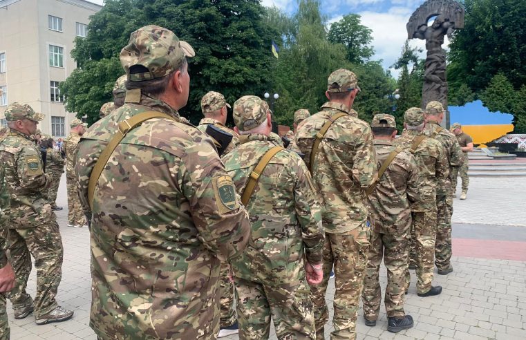 У Червонограді понад 100 бійців, серед яких і жінки, урочисто склали присягу на вірність Україні та її народу