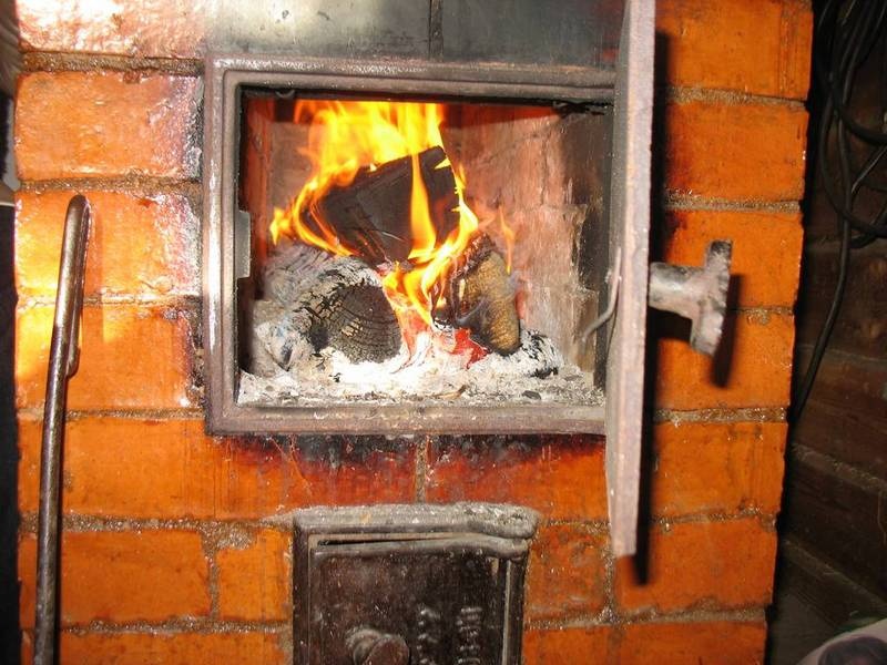 Розпалив пічку і заснув біля неї – на Червоноградщині чоловік отримав опіки внаслідок власної недбалості