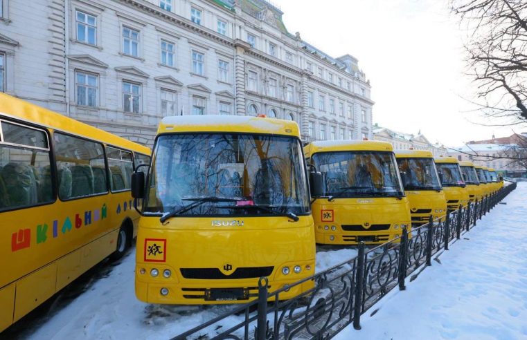 Учні Львівщини продовжують отримувати нові «школярики»